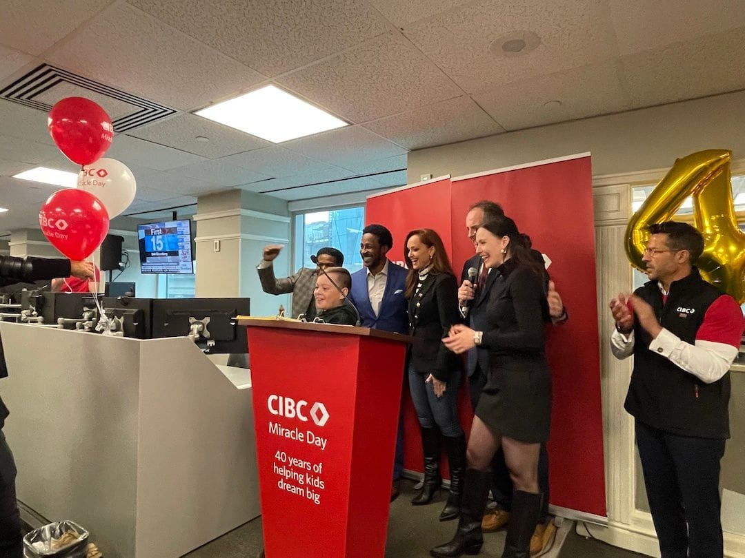 Desmond Howard hace una aparición para el 40.º aniversario del Miracle Day del banco CIBC