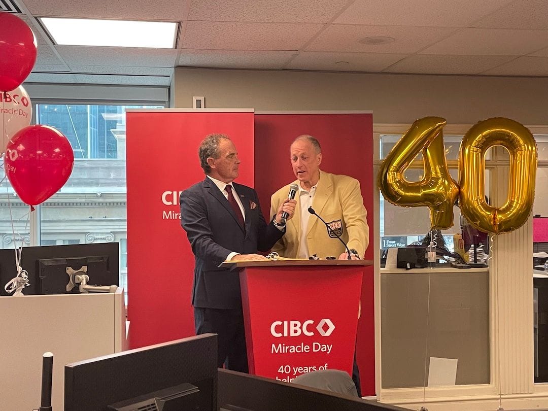 Jim Kelly hace una aparición para el 40.º aniversario del Miracle Day del banco CIBC