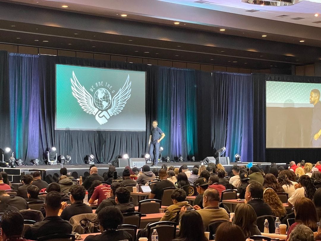 Inky Johnson da un discurso motivacional al grupo de ventas de PHP en Frisco, Texas